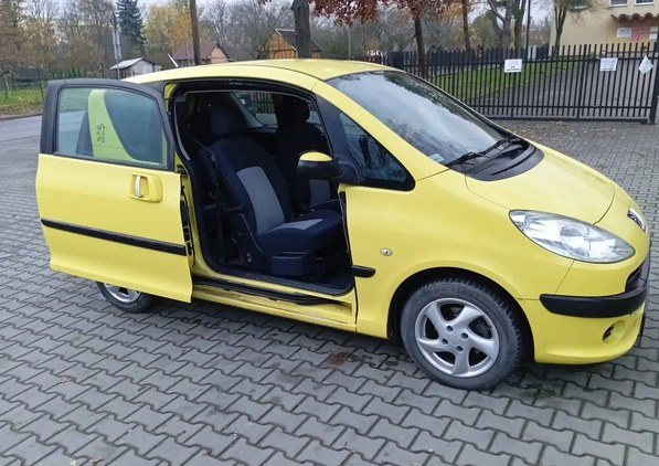 Peugeot 1007 cena 7800 przebieg: 170000, rok produkcji 2005 z Miechów małe 92